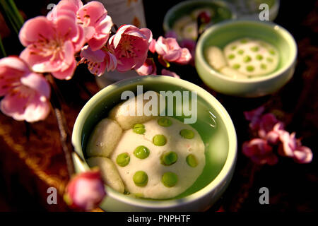 Huainan, China. 21 Sep, 2018. Foto an Sept. 21, 2018 zeigt tofu Gerichte in einem Kochwettbewerb in Huainan, in China, in der ostchinesischen Provinz Anhui. Den tofu Kochwettbewerb, mit der Teilnahme von mehr als 300 tofu Gerichte in verschiedenen Stilen, weg am Freitag trat. Credit: Chen Bin/Xinhua/Alamy leben Nachrichten Stockfoto