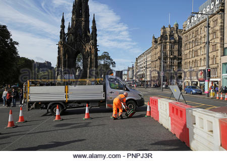 Edinburgh, Vereinigtes Königreich. 22. September, 2018. Stadtzentrum an der Waverley Bridge und Cockburn Street; eine drei-Wege temporäre Ampel System wird ab Morgen wegen Gas Aushubarbeiten. Die Leuchten werden manuell gesteuert werden, von 7 bis 19.00 Uhr. Der Waverley Bridge wird southbound Verkehr von der Princes Street geschlossen werden. Jan 22 um 9:30 Uhr bis Okt 7. um 16 Uhr. Quelle: Craig Brown/Alamy Leben Nachrichten. Stockfoto