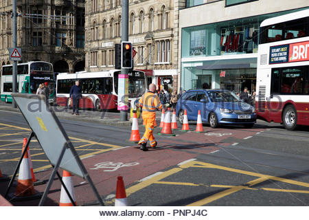 Edinburgh, Vereinigtes Königreich. 22. September, 2018. Stadtzentrum an der Waverley Bridge und Cockburn Street; eine drei-Wege temporäre Ampel System wird ab Morgen wegen Gas Aushubarbeiten. Die Leuchten werden manuell gesteuert werden, von 7 bis 19.00 Uhr. Der Waverley Bridge wird southbound Verkehr von der Princes Street geschlossen werden. Jan 22 um 9:30 Uhr bis Okt 7. um 16 Uhr. Quelle: Craig Brown/Alamy Leben Nachrichten. Stockfoto