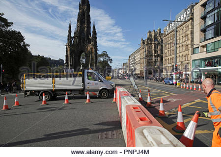 Edinburgh, Vereinigtes Königreich. 22. September, 2018. Stadtzentrum an der Waverley Bridge und Cockburn Street; eine drei-Wege temporäre Ampel System wird ab Morgen wegen Gas Aushubarbeiten. Die Leuchten werden manuell gesteuert werden, von 7 bis 19.00 Uhr. Der Waverley Bridge wird southbound Verkehr von der Princes Street geschlossen werden. Jan 22 um 9:30 Uhr bis Okt 7. um 16 Uhr. Quelle: Craig Brown/Alamy Leben Nachrichten. Stockfoto