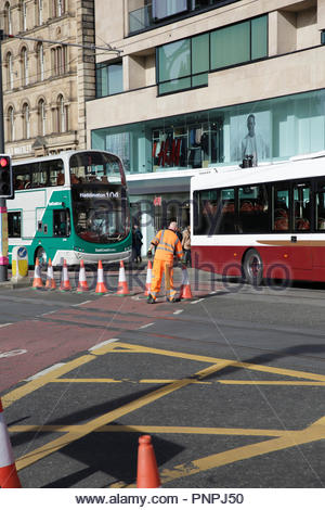 Edinburgh, Vereinigtes Königreich. 22. September, 2018. Stadtzentrum an der Waverley Bridge und Cockburn Street; eine drei-Wege temporäre Ampel System wird ab Morgen wegen Gas Aushubarbeiten. Die Leuchten werden manuell gesteuert werden, von 7 bis 19.00 Uhr. Der Waverley Bridge wird southbound Verkehr von der Princes Street geschlossen werden. Jan 22 um 9:30 Uhr bis Okt 7. um 16 Uhr. Quelle: Craig Brown/Alamy Leben Nachrichten. Stockfoto