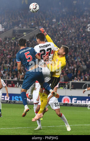 Stuttgart, Deutschland. 22. September 2018. Torhüter Ron-Robert ZIELER (VFB Stuttgart), taucht nach dem Ball, pariert, pariert, gegen Mario GOMEZ (VFB Stuttgart) und Kaan AYHAN (Fortuna Düsseldorf), strafe Bereich Szene, Aktion. Fussball 1. 1. Fussballbundesliga, 4. Spieltag, Spieltag 04, VFB Stuttgart (S) - Fortuna Düsseldorf (D) 0-0, 21/09/2018 in Stuttgart/Deutschland. MERCEDES BENZ ARENA. DFL BESTIMMUNGEN VERBIETEN DIE VERWENDUNG DER FOTOGRAFIE ALS BILD-SEQUENZEN UND/ODER QUASI-VIDEO. | Verwendung der weltweiten Kredit: dpa Picture alliance/Alamy leben Nachrichten Stockfoto