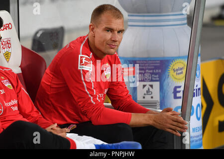 Stuttgart, Deutschland. 22. September 2018. Holger Badstuber (VFB Stuttgart), mürrisch, enttäuscht, frustriert, enttäuscht, frustriert, traurig, auf der Bank, Reserve Bank, Ersatz Sitzbank, Ersatz-, Reserve Spieler, zu ergänzen. Fussball 1. 1. Fussballbundesliga, 4. Spieltag, Spieltag 04, VFB Stuttgart (S) - Fortuna Düsseldorf (D) 0-0, 21/09/2018 in Stuttgart/Deutschland. MERCEDES BENZ ARENA. DFL BESTIMMUNGEN VERBIETEN DIE VERWENDUNG DER FOTOGRAFIE ALS BILD-SEQUENZEN UND/ODER QUASI-VIDEO. | Verwendung der weltweiten Kredit: dpa/Alamy Leben Nachrichten Quelle: dpa Picture alliance/Alamy leben Nachrichten Stockfoto