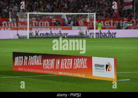 Stuttgart, Deutschland. 22. September 2018. Schild in der Tonhöhe - Deutschland, Kandidat für die UEFA EURO 2024, DFB umwirbt für die Bewirtung der UEFA EURO 2024. Anwendung, Fußball 1. 1. Fussballbundesliga, 4. Spieltag, Spieltag 04, VFB Stuttgart (S) - Fortuna Düsseldorf (D) 0-0, am 21.09.2018 in Stuttgart/Deutschland. MERCEDES BENZ ARENA. DFL BESTIMMUNGEN VERBIETEN DIE VERWENDUNG DER FOTOGRAFIE ALS BILD-SEQUENZEN UND/ODER QUASI-VIDEO. | Verwendung der weltweiten Kredit: dpa/Alamy Leben Nachrichten Quelle: dpa Picture alliance/Alamy leben Nachrichten Stockfoto