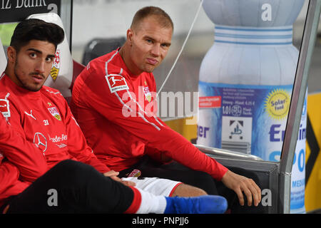 Stuttgart, Deutschland. 22. September 2018. Holger Badstuber (VFB Stuttgart), mürrisch, enttäuscht, frustriert, enttäuscht, frustriert, traurig, auf der Bank, Reserve Bank, Ersatz Sitzbank, Ersatz-, Reserve Spieler, Ergänzung player. Links: Berkay OEZCAN (VfB Stuttgart). Fussball 1. 1. Fussballbundesliga, 4. Spieltag, Spieltag 04, VFB Stuttgart (S) - Fortuna Düsseldorf (D) 0-0, 21/09/2018 in Stuttgart/Deutschland. MERCEDES BENZ ARENA. DFL BESTIMMUNGEN VERBIETEN DIE VERWENDUNG DER FOTOGRAFIE ALS BILD-SEQUENZEN UND/ODER QUASI-VIDEO. | Verwendung der weltweiten Kredit: dpa/Alamy Live News Credit: Dp Stockfoto