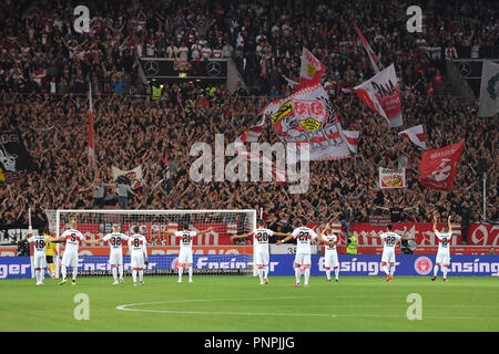 Stuttgart, Deutschland. 22. September 2018. Stuttgart Spieler sind Begrüßung der Fans, Fußball Fans, Ultras, team Foto, Team, Team, Foto vor dem Start des Spiels. Fussball 1. 1. Fussballbundesliga, 4. Spieltag, Spieltag 04, VFB Stuttgart (S) - Fortuna Düsseldorf (D) 0-0, 21/09/2018 in Stuttgart/Deutschland. MERCEDES BENZ ARENA. DFL BESTIMMUNGEN VERBIETEN DIE VERWENDUNG DER FOTOGRAFIE ALS BILD-SEQUENZEN UND/ODER QUASI-VIDEO. | Verwendung der weltweiten Kredit: dpa/Alamy Leben Nachrichten Quelle: dpa Picture alliance/Alamy leben Nachrichten Stockfoto