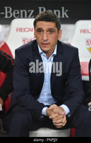 Stuttgart, Deutschland. 22. September 2018. Tayfun KORKUT, Coach (VFB Stuttgart), single Bild, Single Cut Motiv, halb Bild, halb Abbildung. Fussball 1. 1. Fussballbundesliga, 4. Spieltag, Spieltag 04, VFB Stuttgart (S) - Fortuna Düsseldorf (D) 0-0, 21/09/2018 in Stuttgart/Deutschland. MERCEDES BENZ ARENA. DFL BESTIMMUNGEN VERBIETEN DIE VERWENDUNG DER FOTOGRAFIE ALS BILD-SEQUENZEN UND/ODER QUASI-VIDEO. | Verwendung der weltweiten Kredit: dpa/Alamy Leben Nachrichten Quelle: dpa Picture alliance/Alamy leben Nachrichten Stockfoto