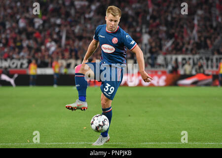 Stuttgart, Deutschland. 22. September 2018. Jean ZIMMER (Fortuna Düsseldorf), Aktion, Single Action, Rahmen, Ausschneiden, vollen Körper, ganze Figur. Fussball 1. 1. Fussballbundesliga, 4. Spieltag, Spieltag 04, VFB Stuttgart (S) - Fortuna Düsseldorf (D) 0-0, 21/09/2018 in Stuttgart/Deutschland. MERCEDES BENZ ARENA. DFL BESTIMMUNGEN VERBIETEN DIE VERWENDUNG DER FOTOGRAFIE ALS BILD-SEQUENZEN UND/ODER QUASI-VIDEO. | Verwendung der weltweiten Kredit: dpa/Alamy Leben Nachrichten Quelle: dpa Picture alliance/Alamy leben Nachrichten Stockfoto