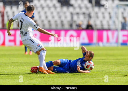 Karlsruhe, Deutschland. 22 Sep, 2018. Damian Rossbach (KSC) in Duellen mit Christian Dorda (KFC Uerdingen 05). Damian Rossbach (KSC) erhielt die Gelbe Karte für die Förderung. GES/Fußball/3. Liga: Karlsruher SC - KFC Uerdingen 05, 22.09.2018 Fußball: 3. Liga: Karlsruhe vs Uerdingen, Karlsruhe, September 22, 2018 | Verwendung der weltweiten Kredit: dpa/Alamy leben Nachrichten Stockfoto