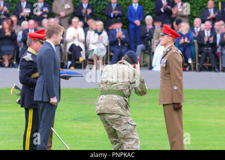 Leeds, Großbritannien. 22. September 2018. Prinz Charles Besuch in Bramham Park in Queens eigenen Yeomanry Regiment mit einem neuen Guidon vorhanden. Credit: Yorkshire Pics/Alamy leben Nachrichten Stockfoto