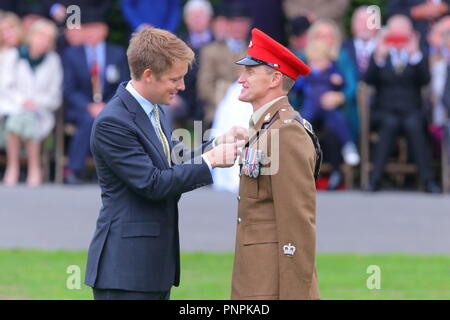 Leeds, Großbritannien. 22. September 2018. Prinz Charles Besuch in Bramham Park in Queens eigenen Yeomanry Regiment mit einem neuen Guidon vorhanden. Credit: Yorkshire Pics/Alamy leben Nachrichten Stockfoto