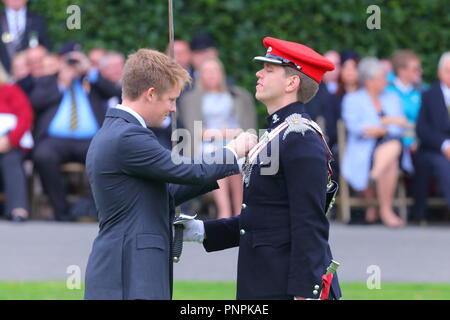 Leeds, Großbritannien. 22. September 2018. Prinz Charles Besuch in Bramham Park in Queens eigenen Yeomanry Regiment mit einem neuen Guidon vorhanden. Credit: Yorkshire Pics/Alamy leben Nachrichten Stockfoto