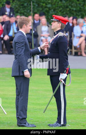 Leeds, Großbritannien. 22. September 2018. Prinz Charles Besuch in Bramham Park in Queens eigenen Yeomanry Regiment mit einem neuen Guidon vorhanden. Credit: Yorkshire Pics/Alamy leben Nachrichten Stockfoto