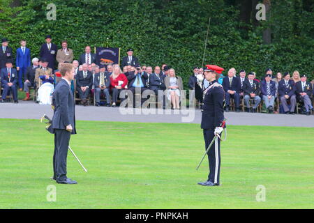 Leeds, Großbritannien. 22. September 2018. Prinz Charles Besuch in Bramham Park in Queens eigenen Yeomanry Regiment mit einem neuen Guidon vorhanden. Credit: Yorkshire Pics/Alamy leben Nachrichten Stockfoto