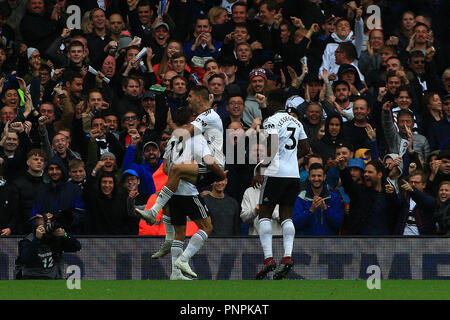 London, Großbritannien. 22. September 2018. Aleksandr Mitrovic von Fulham © feiert mit Mannschaftskameraden, nachdem das erste Tor seines Teams zählen. Premier League match, Fulham v Watford im Craven Cottage in London am Samstag, den 22. September 2018. Dieses Bild dürfen nur für redaktionelle Zwecke verwendet werden. Nur die redaktionelle Nutzung, eine Lizenz für die gewerbliche Nutzung erforderlich. Keine Verwendung in Wetten, Spiele oder einer einzelnen Verein/Liga/player Publikationen. pic von Steffan Bowen/Andrew Orchard sport Fotografie/Alamy leben Nachrichten Stockfoto