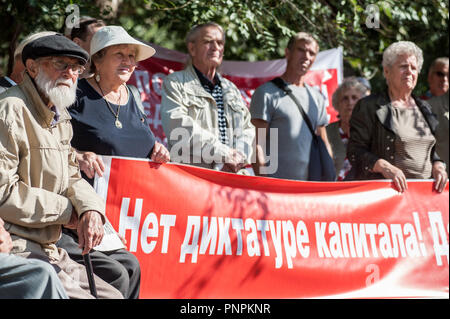 Tambow, Tambow, Russland. 22 Sep, 2018. Die dritte Stufe des russischen Protest gegen die Rentenreform, die von der Kommunistischen Partei organisiert, in Tambow (Russland). Auf einem Foto - Demonstranten mit einem Banner. Die Inschrift auf dem Banner im Russischen -'' keine Diktatur des Kapitals" Credit: Demian Stringer/ZUMA Draht/Alamy leben Nachrichten Stockfoto