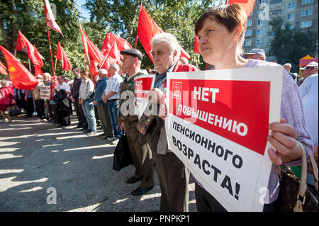 Tambow, Tambow, Russland. 22 Sep, 2018. Die dritte Stufe des russischen Protest gegen die Rentenreform, die von der Kommunistischen Partei organisiert, in Tambow (Russland). In der Foto - im Vordergrund - eine Frau mit einem Plakat (Russisch) -'' keine Erhöhung des Rentenalters. Credit: Demian Stringer/ZUMA Draht/Alamy leben Nachrichten Stockfoto