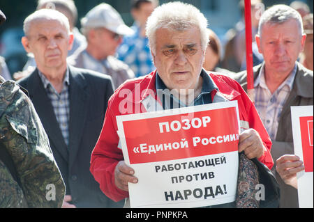 Tambow, Tambow, Russland. 22 Sep, 2018. Die dritte Stufe des russischen Protest gegen die Rentenreform, die von der Kommunistischen Partei organisiert, in Tambow (Russland). In der Foto - einen Mann mit einem Plakat "Hame' 'Einiges Russland'' arbeiten gegen die Menschen": Demian Stringer/ZUMA Draht/Alamy leben Nachrichten Stockfoto