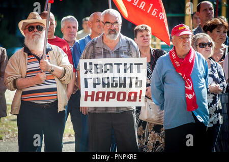 Tambow, Tambow, Russland. 22 Sep, 2018. Die dritte Stufe des russischen Protest gegen die Rentenreform, die von der Kommunistischen Partei organisiert, in Tambow (Russland). In der Foto - ein Mann mit einem Plakat'' genug zu berauben Menschen" Credit: Demian Stringer/ZUMA Draht/Alamy leben Nachrichten Stockfoto