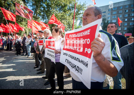 Tambow, Tambow, Russland. 22 Sep, 2018. Die dritte Stufe des russischen Protest gegen die Rentenreform, die von der Kommunistischen Partei organisiert, in Tambow (Russland). In der Foto - (im Vordergrund) ein Mann mit einem Plakat "Anhebung des Rentenalters in Russland ist eine soziale Völkermord" Credit: Demian Stringer/ZUMA Draht/Alamy leben Nachrichten Stockfoto