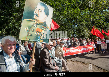 Tambow, Tambow, Russland. 22 Sep, 2018. Die dritte Stufe des russischen Protest gegen die Rentenreform, die von der Kommunistischen Partei organisiert, in Tambow (Russland). In der Foto - im Vordergrund - ein Mann mit einem Porträt der sowjetische Staatschef Josef Stalin. Credit: Demian Stringer/ZUMA Draht/Alamy leben Nachrichten Stockfoto