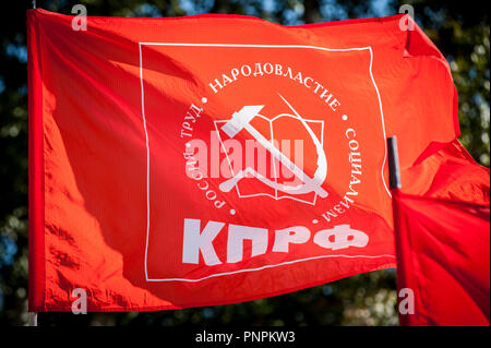 Tambow, Tambow, Russland. 22 Sep, 2018. Die dritte Stufe des russischen Protest gegen die Rentenreform, die von der Kommunistischen Partei organisiert, in Tambow (Russland). In der Foto - das Banner der Kommunistischen Credit: Demian Stringer/ZUMA Draht/Alamy leben Nachrichten Stockfoto