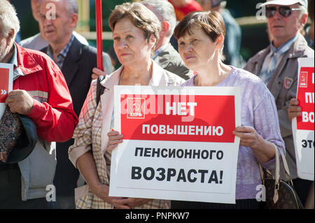 Tambow, Tambow, Russland. 22 Sep, 2018. Die dritte Stufe des russischen Protest gegen die Rentenreform, die von der Kommunistischen Partei organisiert, in Tambow (Russland). In der Foto - eine Frau mit einem Plakat''ohne Erhöhung des Rentenalters' Credit: Demian Stringer/ZUMA Draht/Alamy leben Nachrichten Stockfoto