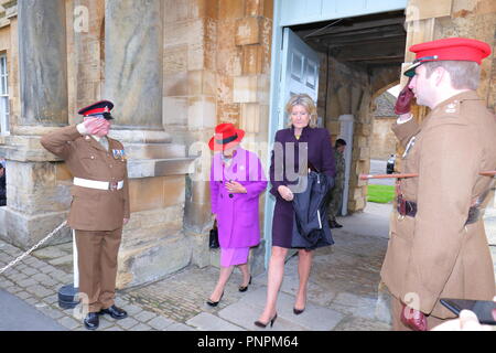 Leeds, Großbritannien. 22. September 2018. Prinz Charles Besuch in Bramham Park in Queens eigenen Yeomanry Regiment mit einem neuen Guidon vorhanden. Credit: Yorkshire Pics/Alamy leben Nachrichten Stockfoto