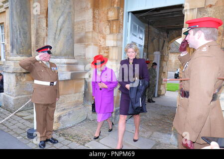 Leeds, Großbritannien. 22. September 2018. Prinz Charles Besuch in Bramham Park in Queens eigenen Yeomanry Regiment mit einem neuen Guidon vorhanden. Credit: Yorkshire Pics/Alamy leben Nachrichten Stockfoto