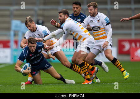 AJ Bell Stadium, Salford, UK. 22 Sep, 2018. Gallagher Premiership Rugby, Verkauf gegen Wespen; Sam James der Haie ist von Willie le Roux von Wespen Credit: Aktion plus Sport/Alamy Leben Nachrichten angegangen Stockfoto