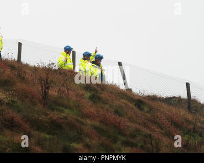 Fistral Bay, Großbritannien. 22. September 2018. Eine Leiche wurde am Fuße der steilen Klippen an Lewinnick cove Beauty Spot Newquay heute Nachmittag erholt. Ein multi Agentur Antwort einschließlich der Küstenwache Hubschrauber von Newquay und freiwilligen Küstenwache nahmen an der schwierigen Operation. Ein Fistral Beach Rettungsschwimmer Team, darunter Jetski erwies sich als die einzige Möglichkeit zu sein, dem Körper, der Hafen von Newquay durch lokale Rettungsbootleute auf die Gladys Mildred küstennahe Boot, Kredit transportiert wurde, um auf Folgendes zuzugreifen: Robert Taylor/Alamy leben Nachrichten Stockfoto