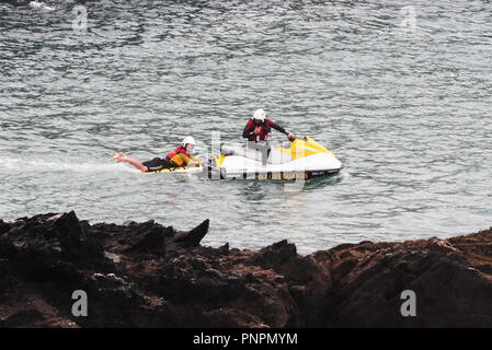 Fistral Bay, Großbritannien. 22. September 2018. Eine Leiche wurde am Fuße der steilen Klippen an Lewinnick cove Beauty Spot Newquay heute Nachmittag erholt. Ein multi Agentur Antwort einschließlich der Küstenwache Hubschrauber von Newquay und freiwilligen Küstenwache nahmen an der schwierigen Operation. Ein Fistral Beach Rettungsschwimmer Team, darunter Jetski erwies sich als die einzige Möglichkeit zu sein, dem Körper, der Hafen von Newquay durch lokale Rettungsbootleute auf die Gladys Mildred küstennahe Boot, Kredit transportiert wurde, um auf Folgendes zuzugreifen: Robert Taylor/Alamy leben Nachrichten Stockfoto