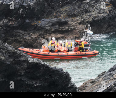 Fistral Bay, Großbritannien. 22. September 2018. Eine Leiche wurde am Fuße der steilen Klippen an Lewinnick cove Beauty Spot Newquay heute Nachmittag erholt. Ein multi Agentur Antwort einschließlich der Küstenwache Hubschrauber von Newquay und freiwilligen Küstenwache nahmen an der schwierigen Operation. Ein Fistral Beach Rettungsschwimmer Team, darunter Jetski erwies sich als die einzige Möglichkeit zu sein, dem Körper, der Hafen von Newquay durch lokale Rettungsbootleute auf die Gladys Mildred küstennahe Boot, Kredit transportiert wurde, um auf Folgendes zuzugreifen: Robert Taylor/Alamy leben Nachrichten Stockfoto