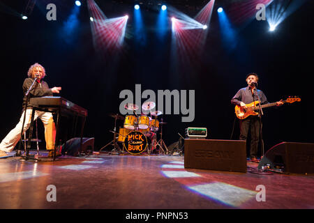 Chas Hodges, die eine Hälfte der Musikalischen Legenden Chas und Dave, erlitt Organversagen und starb friedlich in seinem Schlaf in den frühen Morgenstunden des 22. September 2008, im Alter von 74. Bild zeigt hime performing Live at Shepherds Bush Empire, 14. Dezember 2006 Quelle: Amanda Rose/Alamy leben Nachrichten Stockfoto