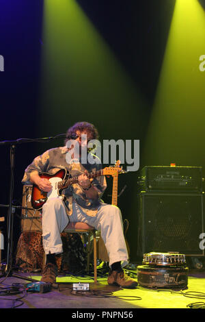 Chas Hodges, die eine Hälfte der Musikalischen Legenden Chas und Dave, erlitt Organversagen und starb friedlich in seinem Schlaf in den frühen Morgenstunden des 22. September 2008, im Alter von 74. Bild zeigt hime performing Live at Shepherds Bush Empire, 15. Dezember 2005 Quelle: Amanda Rose/Alamy leben Nachrichten Stockfoto