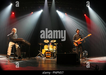 Chas Hodges, die eine Hälfte der Musikalischen Legenden Chas und Dave, erlitt Organversagen und starb friedlich in seinem Schlaf in den frühen Morgenstunden des 22. September 2008, im Alter von 74. Bild zeigt hime performing Live at Shepherds Bush Empire, 15. Dezember 2005 Quelle: Amanda Rose/Alamy leben Nachrichten Stockfoto