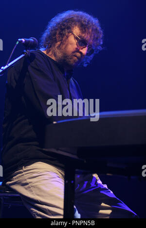 Chas Hodges, die eine Hälfte der Musikalischen Legenden Chas und Dave, erlitt Organversagen und starb friedlich in seinem Schlaf in den frühen Morgenstunden des 22. September 2008, im Alter von 74. Bild zeigt hime performing Live at Shepherds Bush Empire, 15. Dezember 2005 Quelle: Amanda Rose/Alamy leben Nachrichten Stockfoto