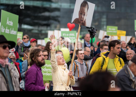 Berlin, Berlin, Deutschland. 22 Sep, 2018. Die demonstranten gesehen halten Plakate während des Protestes. Tausende von fundamentalistischen Anti-abtreibungs-Demonstranten protestierten gegen Abtreibungen, Teilnehmern statt weiße Kreuze, die die abgetriebenen Kinder in Deutschland symbolisiert. Quelle: Markus Heine/SOPA Images/ZUMA Draht/Alamy leben Nachrichten Stockfoto