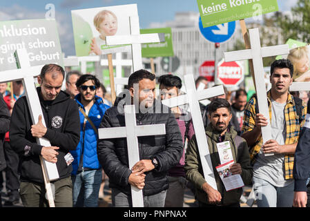 Berlin, Berlin, Deutschland. 22 Sep, 2018. Die demonstranten gesehen halten weiße Holzkreuze, die während des Protestes. Tausende von fundamentalistischen Anti-abtreibungs-Demonstranten protestierten gegen Abtreibungen, Teilnehmern statt weiße Kreuze, die die abgetriebenen Kinder in Deutschland symbolisiert. Quelle: Markus Heine/SOPA Images/ZUMA Draht/Alamy leben Nachrichten Stockfoto