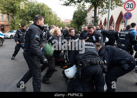 Berlin, Berlin, Deutschland. 22 Sep, 2018. Polizisten gesehen der Lösung einer sitzenden Blockade der Gegendemonstranten während des Protestes. Tausende von fundamentalistischen Anti-abtreibungs-Demonstranten protestierten gegen Abtreibungen, Teilnehmern statt weiße Kreuze, die die abgetriebenen Kinder in Deutschland symbolisiert. Quelle: Markus Heine/SOPA Images/ZUMA Draht/Alamy leben Nachrichten Stockfoto