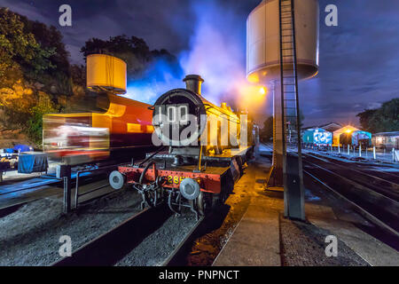 Eine Mischung aus Mondschein, LED-Fluter und Beleuchtung erzeugt eine surreale und lebendiges Bild der Dampflok 2857 in Ruhe in Bad Salzungen. 2857 Die älteste erhaltene GWR 2800 Klasse schwere Güter loco erhält Aufmerksamkeit während er zuerst von zwei Abende von durch die Nacht auf dem Severn Valley Railway Preservation. Der einzige BRITISCHE Erhaltung Linie non stop Betrieb von Dampflokomotiven für drei Tage und zwei Nächte in Funktion als Teil seiner jährlichen Herbst Gala bietet Passagieren und allgemeine Besucher die Chance, eine vergangene Ära der Dampf nach Einbruch der Dunkelheit zu erleben. Stockfoto