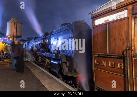 Bewdley, Großbritannien. 22. September, 2018. Die erste von zwei Abende von durch die Nacht auf dem Severn Valley Railway Preservation. Der einzige BRITISCHE Erhaltung nicht mehr Dampf locomtives für drei Tage und zwei Nächte in Funktion als Teil seiner jährlichen Herbst Gala bietet Passagieren und allgemeine Besucher die Chance, eine vergangene Ära der Dampf nach Einbruch der Dunkelheit zu erleben. In dieser Ansicht, Taw Valley, 34027, einem SR West Country Klasse 4-6-2 'Pacific' Lokomotive in Steinach Bahnhof Credit wartet: Paul Bündel/Alamy leben Nachrichten Stockfoto