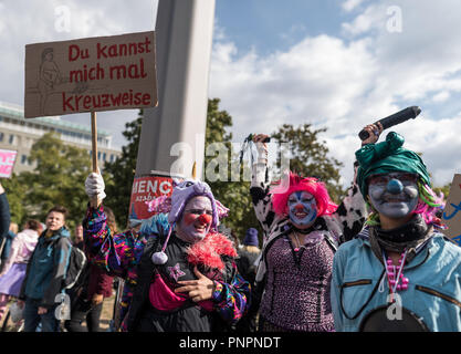 Berlin, Berlin, Deutschland. 22 Sep, 2018. Demonstranten mit bemalten Gesichtern während des Protestes gesehen. Tausende von fundamentalistischen Anti-abtreibungs-Demonstranten protestierten gegen Abtreibungen, Teilnehmern statt weiße Kreuze, die die abgetriebenen Kinder in Deutschland symbolisiert. Quelle: Markus Heine/SOPA Images/ZUMA Draht/Alamy leben Nachrichten Stockfoto