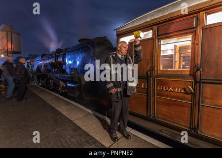 Bewdley, Großbritannien. 22. September, 2018. Die erste von zwei Abende von durch die Nacht auf dem Severn Valley Railway Preservation. Der einzige BRITISCHE Erhaltung nicht mehr Dampf locomtives für drei Tage und zwei Nächte in Funktion als Teil seiner jährlichen Herbst Gala bietet Passagieren und allgemeine Besucher die Chance, eine vergangene Ära der Dampf nach Einbruch der Dunkelheit zu erleben. In dieser Ansicht, Taw Valley, 34027, einem SR West Country Klasse 4-6-2 'Pacific' Lokomotive in Steinach Bahnhof Credit wartet: Paul Bündel/Alamy leben Nachrichten Stockfoto