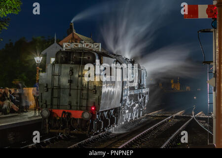 Eine Mischung von Moonlight und LED-Scheinwerfer produziert eine surreale und atmosphärische Bild der Dampflok 34027, Zeitarbeit Tal erfasst Warten auf das Signal Light Engine von Bewdley Station zu bewegen. Löschen von Schlitten dieses West Country Klasse 'Pacific' wartet Abstellgleise am Ende der Nacht laufen auf den Severn Valley Railway Preservation Zeile eingeben. Der einzige BRITISCHE Erhaltung Linie non stop Betrieb von Dampflokomotiven für drei Tage und zwei Nächte in Funktion als Teil seiner jährlichen Herbst Gala bietet Passagieren und allgemeine Besucher die Chance, eine vergangene Ära der Dampf nach Einbruch der Dunkelheit zu erleben. Stockfoto