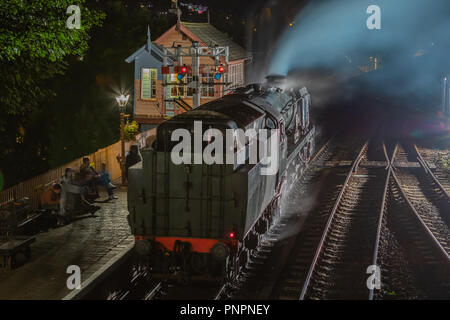 Eine Mischung von Moonlight und LED-Scheinwerfer produziert eine surreale und atmosphärische Bild der Dampflok 34027, Zeitarbeit Tal erfasst Warten auf das Signal Light Engine von Bewdley Station zu bewegen. Löschen von Schlitten dieses West Country Klasse 'Pacific' wartet Abstellgleise am Ende der Nacht laufen auf den Severn Valley Railway Preservation Zeile eingeben. Der einzige BRITISCHE Erhaltung Linie non stop Betrieb von Dampflokomotiven für drei Tage und zwei Nächte in Funktion als Teil seiner jährlichen Herbst Gala bietet Passagieren und allgemeine Besucher die Chance, eine vergangene Ära der Dampf nach Einbruch der Dunkelheit zu erleben. Stockfoto