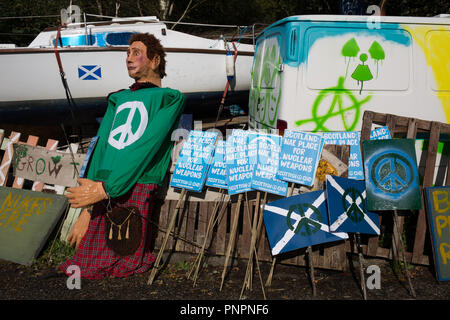 Faslane, Schottland, am 22. September 2018. "Nae (No) Nukes überall 'anti-nukleare Waffen Demonstration am Faslane Peace Camp und zu Fuß zu einem Rally außerhalb HM Naval Base Clyde, der Heimat der Kern der U-Boot Service in Großbritannien, im Protest gegen Trident Atomraketen. Die Rallye wurde durch den Frieden protestierenden über von Großbritannien, der gekommen ist, "die Stärke der Unterstützung von vielen Mitgliedstaaten der Vereinten Nationen für Schottland, einem Land, Hosting, Atomwaffen gegen seine Wünsche" zu markieren. Photo Credit Jeremy Sutton-Hibbert / alamy Nachrichten. Stockfoto