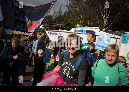 Faslane, Schottland, am 22. September 2018. "Nae (No) Nukes überall 'anti-nukleare Waffen Demonstration am Faslane Peace Camp und zu Fuß zu einem Rally außerhalb HM Naval Base Clyde, der Heimat der Kern der U-Boot Service in Großbritannien, im Protest gegen Trident Atomraketen. Die Rallye wurde durch den Frieden protestierenden über von Großbritannien, der gekommen ist, "die Stärke der Unterstützung von vielen Mitgliedstaaten der Vereinten Nationen für Schottland, einem Land, Hosting, Atomwaffen gegen seine Wünsche" zu markieren. Photo Credit Jeremy Sutton-Hibbert / alamy Nachrichten. Stockfoto