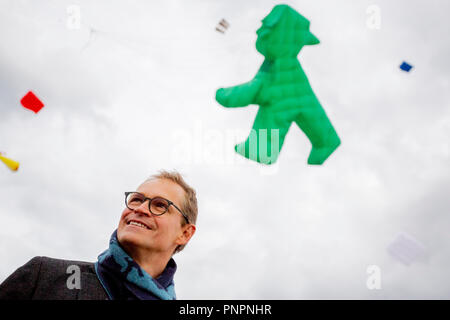 Berlin, Deutschland. 22. September 2018, Berlin: Michael Müller (SPD), regierender Bürgermeister von Berlin, auf dem Festival von riesigen Drachen der Wohnungsbaugesellschaft Stadt und Land auf dem Tempelhofer Feld lächelnd. Hinter ihm fliegt einen Drachen in der Form einer Ampel Mann in die Luft. Drachen Anhänger aus ganz Europa zeigen Ihre bis zu 20 Meter hohe und ca. 50 Meter lange Drachen. Foto: Christoph Soeder/dpa Quelle: dpa Picture alliance/Alamy leben Nachrichten Stockfoto