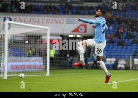 Cardiff, Großbritannien. 22. September 2018. Riyad Mahrez von Manchester City feiert, nachdem er zählt seine Mannschaften 5. Ziel. Premier League match, Cardiff City v Manchester City an der Cardiff City Stadion am Samstag, den 22. September 2018. Dieses Bild dürfen nur für redaktionelle Zwecke verwendet werden. Nur die redaktionelle Nutzung, eine Lizenz für die gewerbliche Nutzung erforderlich. Keine Verwendung in Wetten, Spiele oder einer einzelnen Verein/Liga/player Publikationen. pic von Andrew Obstgarten/Andrew Orchard sport Fotografie/Alamy leben Nachrichten Stockfoto